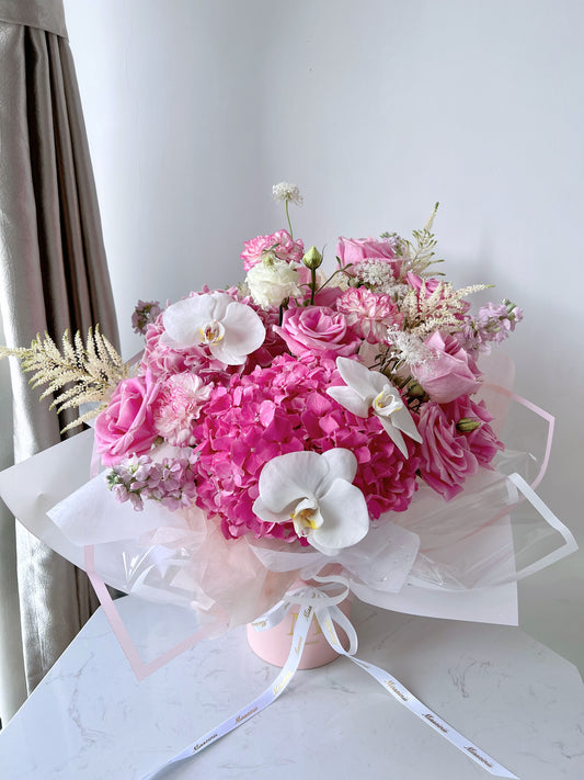 Pinkland 上的蝴蝶 - 粉紅玫瑰繡球花蘭花束